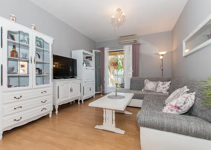 Comfort Apartment With Garage Aria